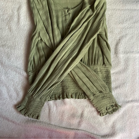 Adorable sage green blouse! - Picture 3 of 3